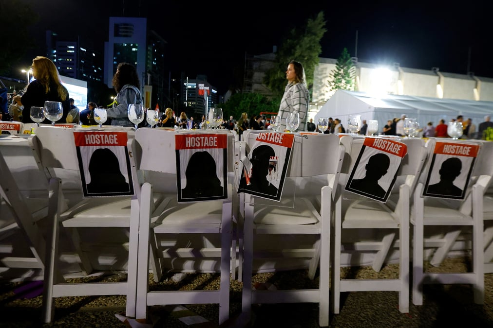 Des pancartes sont collees sur des chaises vides alors que les gens attendent des nouvelles des otages qui devraient etre liberes par le hamas