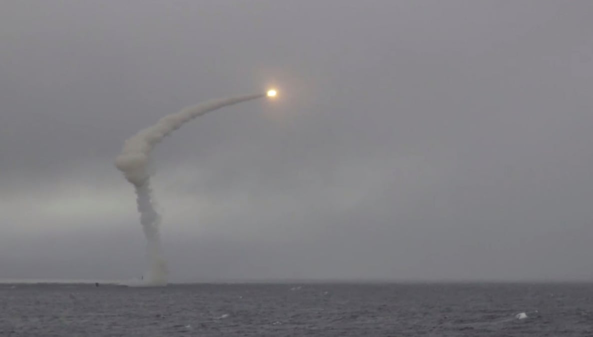 Une image fixe tiree d'une video, publiee par le ministere russe de la defense, montre ce qui semble etre un sous-marin russe a propulsion nucleaire tirant un missile de croisiere antinavire lors des exercices militaires umka-2022 dans la mer des tchouktches