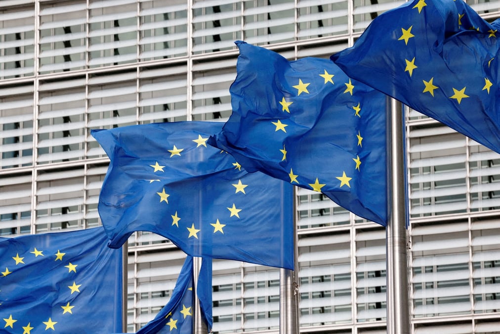Les drapeaux de l'union europeenne devant le siege de la commission