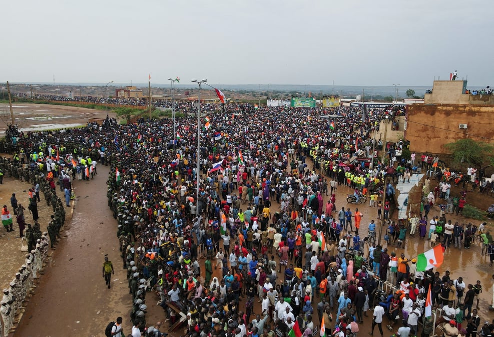 Des milliers de nigeriens se rassemblent devant le quartier general de l'armee francaise a niamey, au niger