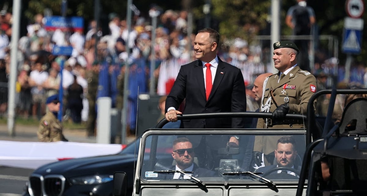 Le président polonais Karol Nawrocki participe au défilé militaire organisé le 15 août 2025 à l'occasion de la Journée des forces armées polonaises, qui commémore la victoire de la Pologne sur l'Armée rouge soviétique en 1920, à Varsovie, en Pologne.