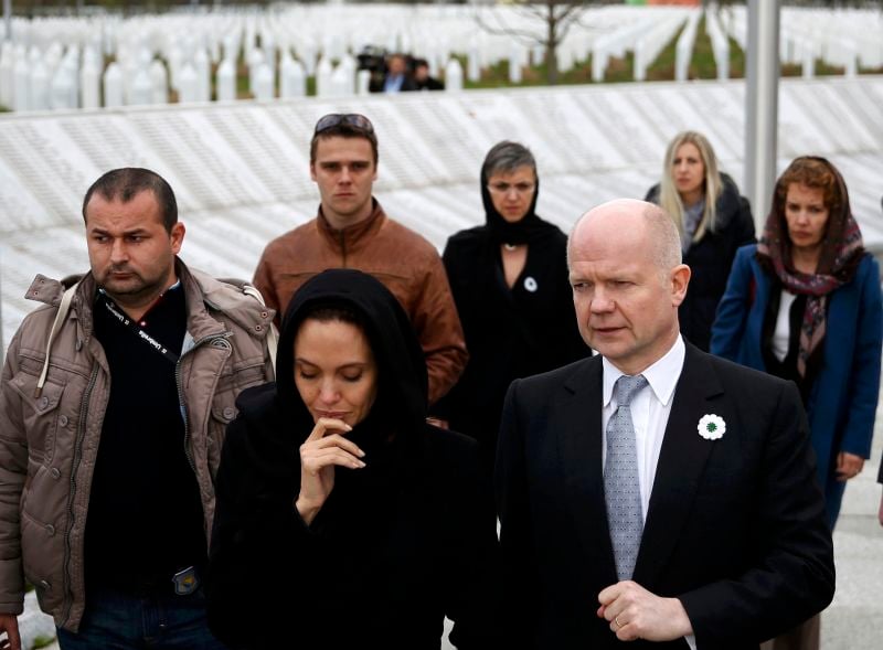 Angelina Jolie auprès des femmes violées de Srebrenica