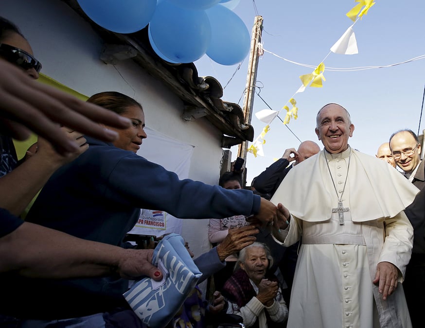 Le pape se rend dans un bidonville a asuncion