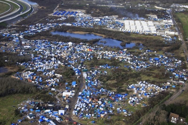 Bernard cazeneuve defend l'evacuation de la "jungle" de calais