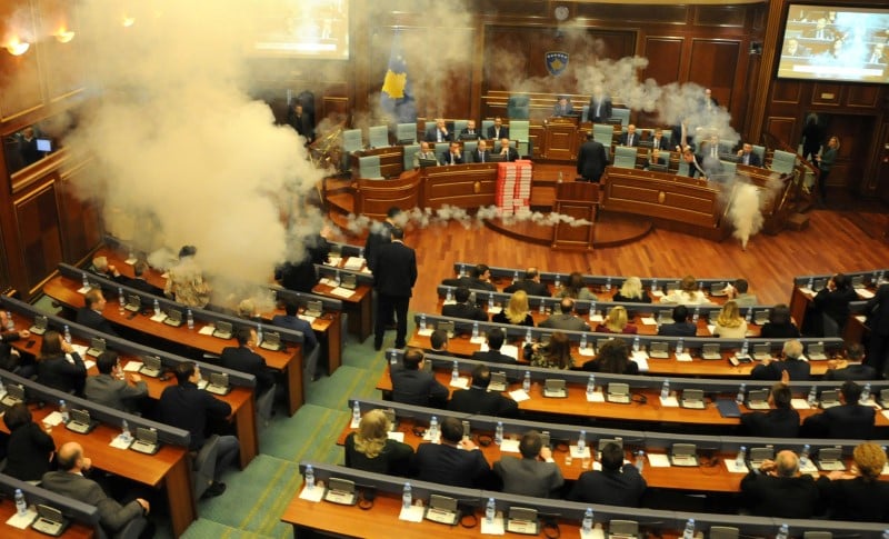 L'opposition kosovare jette du gaz lacrymogene a l'assemblee