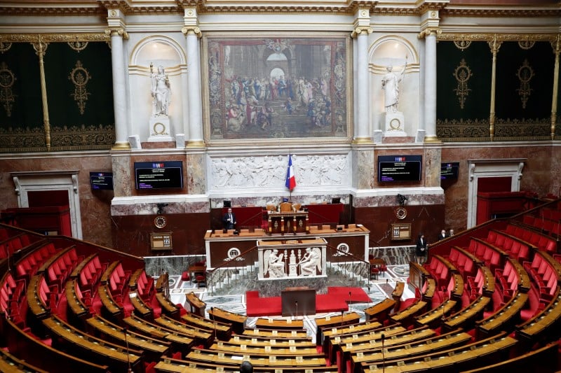 Des deputes en marche ruent dans les brancards