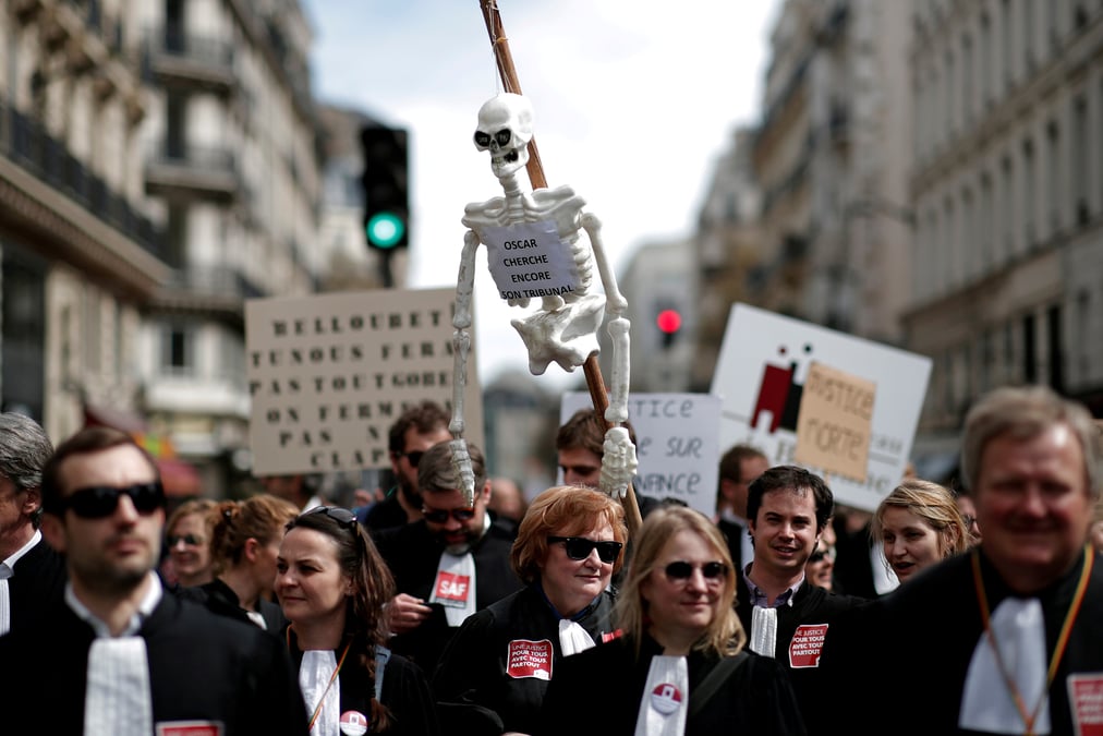 4.000 robes noires defilent a paris contre la reforme de la justice