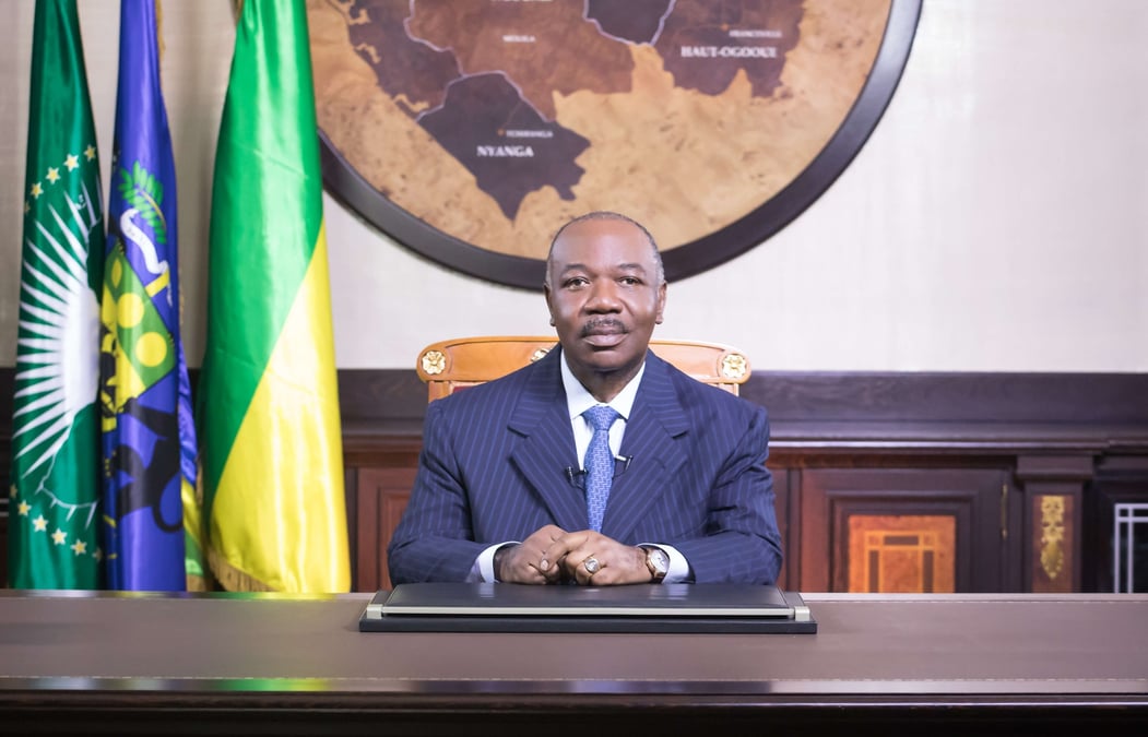 Au Gabon, la capacité à gouverner du président est souvent remise en cause. Selon le Palais du bord de mer cependant, «le président est [effectivement] aux commandes».