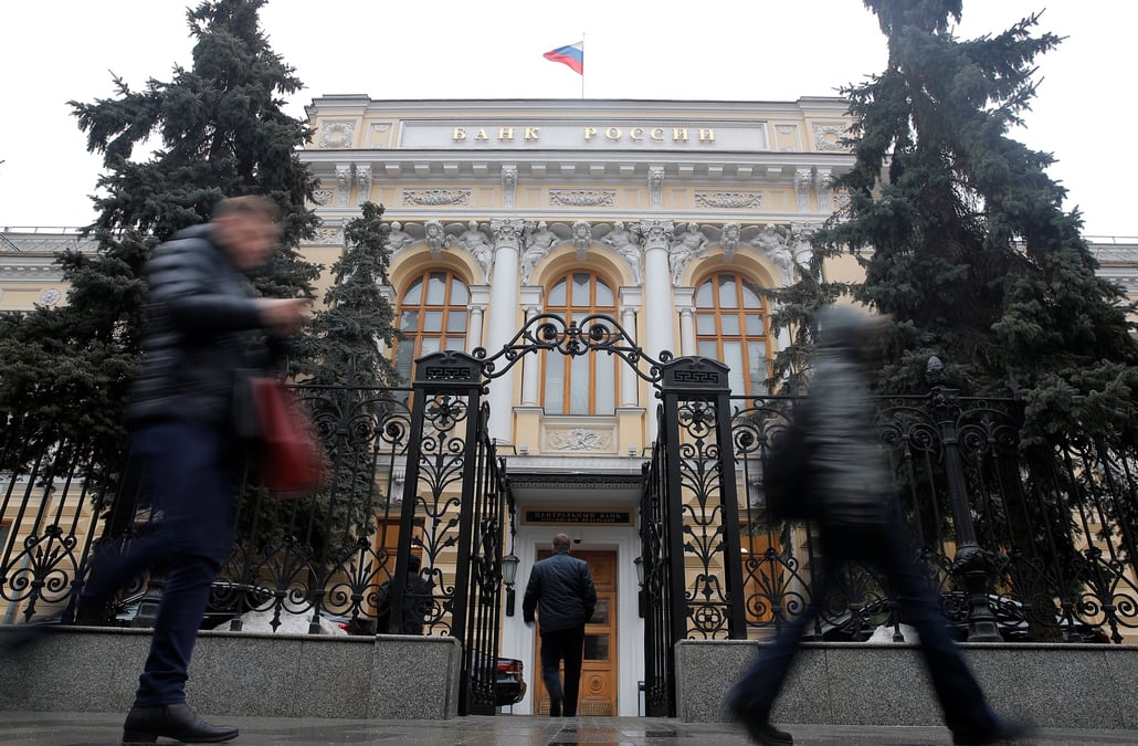 Des personnes passent devant le siege de la banque centrale a moscou, en russie