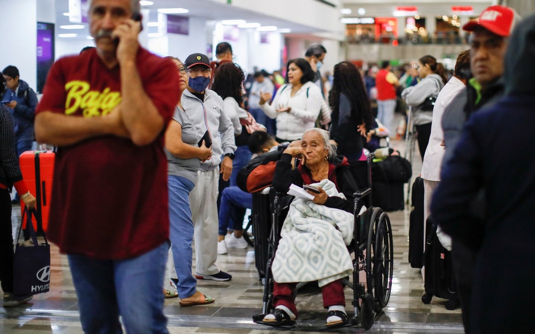 Les passagers se rassemblent a l'aeroport de mexico, au mexique