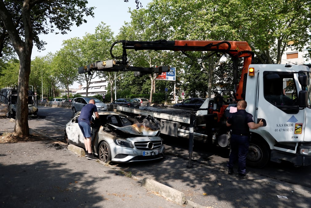 Consequences des affrontements entre des jeunes et des policiers en banlieue parisienne