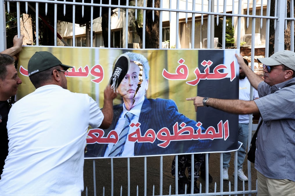 Des manifestants en faveur de la detention de riad salame a beyrouth