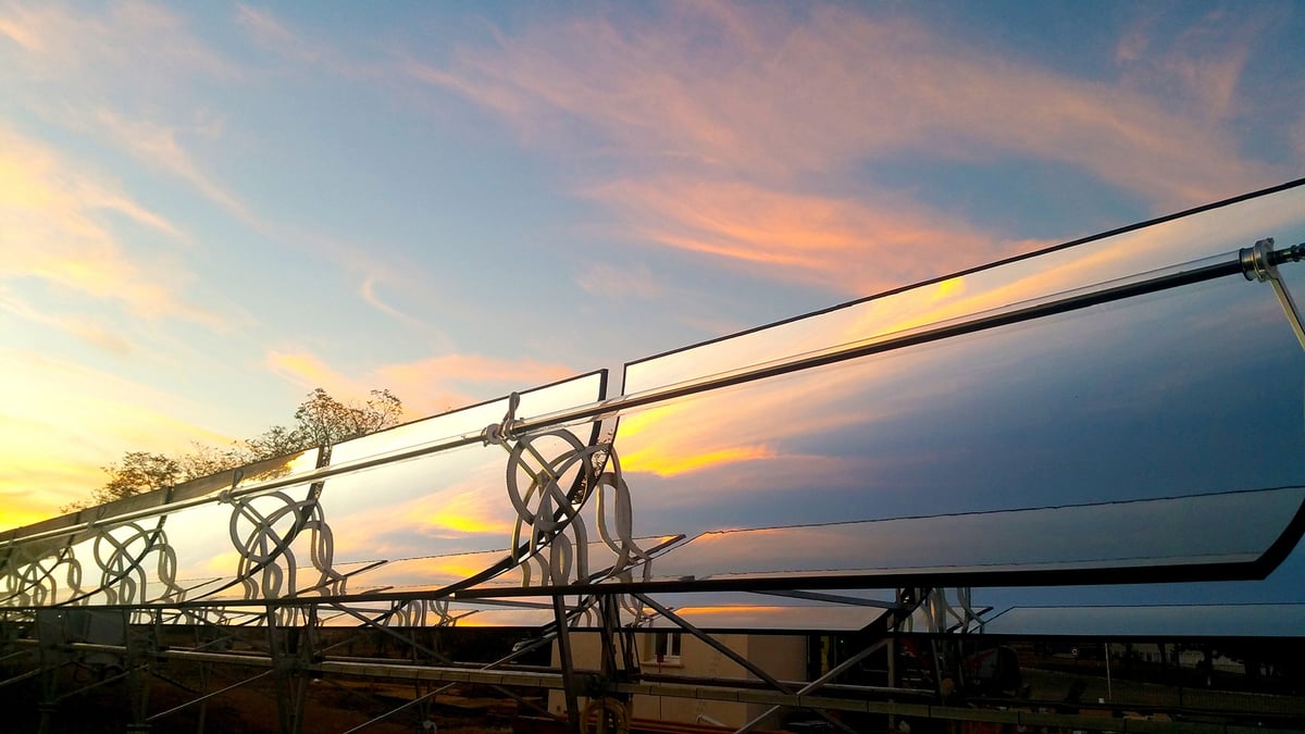 Installée par l’opérateur Helioclim, la centrale solaire de la base militaire de Saint-Christol-d’Albion dans le Vaucluse fournit une partie de l’énergie consommée par le 2e régiment étranger de génie (REG) appartenant à la Légion étrangère.