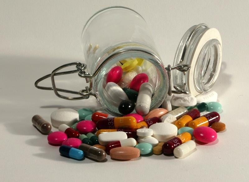 Les médicaments ne seront pas vendus en grande surface, dit Macron