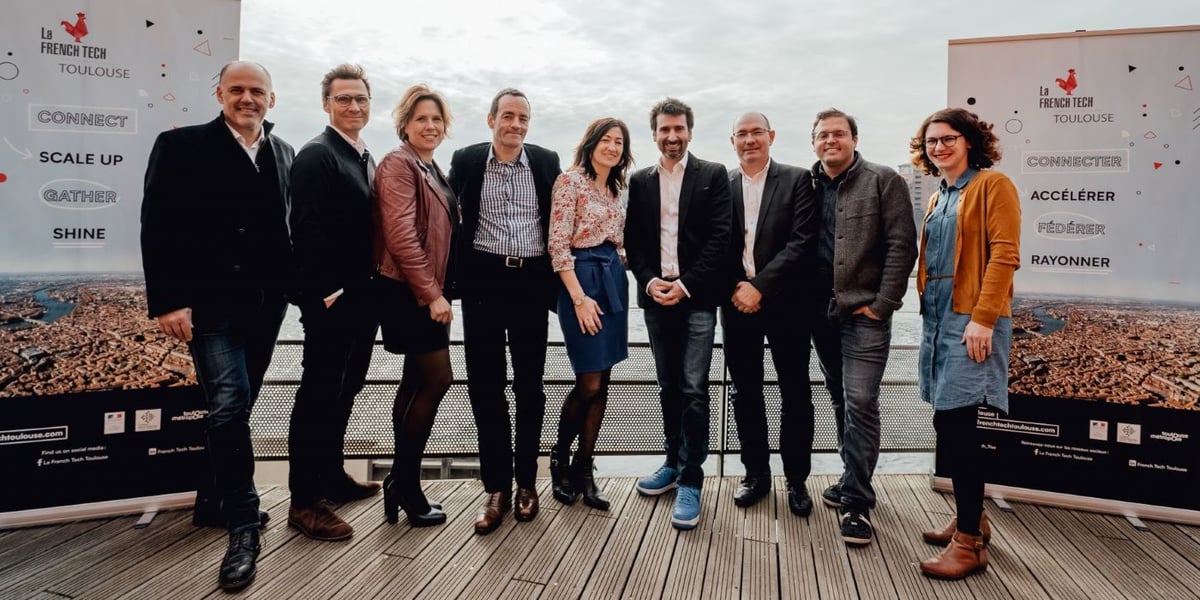Sandrine Jullien-Rouquié, présidente de la French Tech Toulouse (au centre), entourée des 8 entrepreneurs toulousains qui impulsent l'association au quotidien.