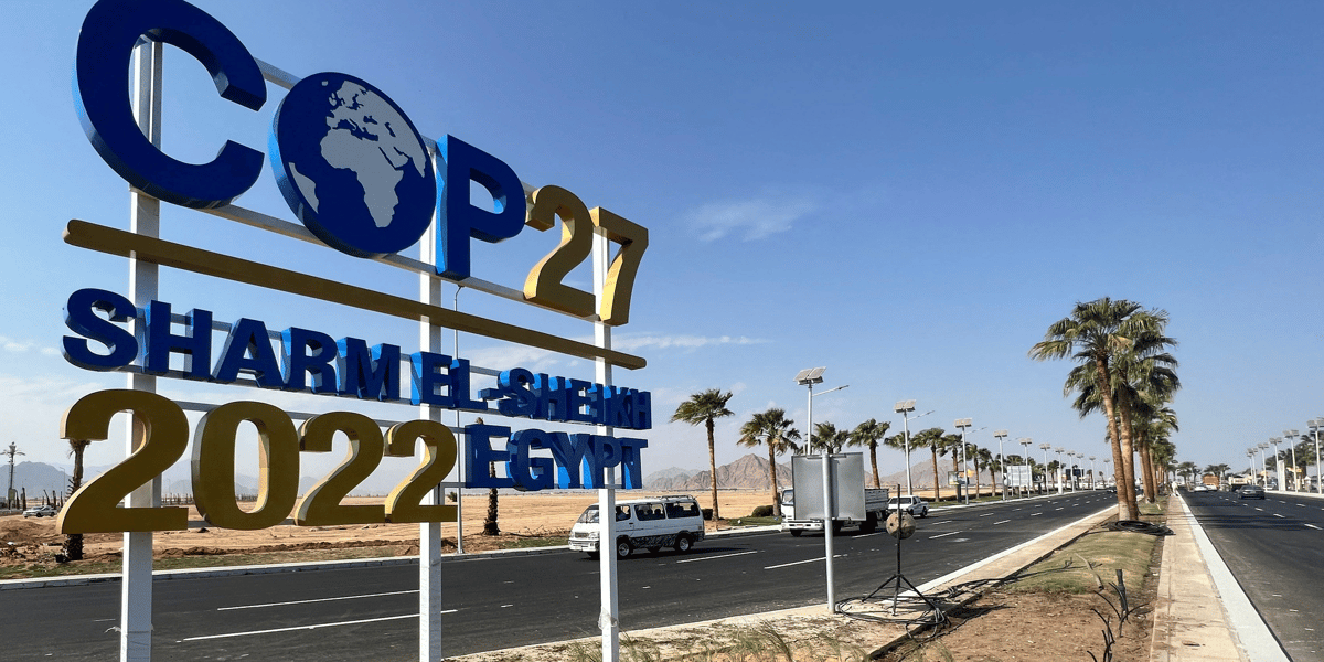 Un panneau annonce le sommet cop27 le mois prochain, a charm el-cheikh, en egypte