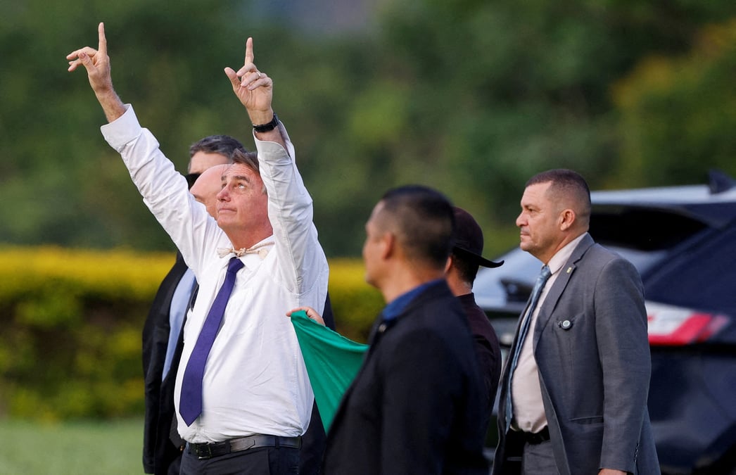 Le president bresilien bolsonaro rencontre des partisans au palais de l'alvorada, a brasilia