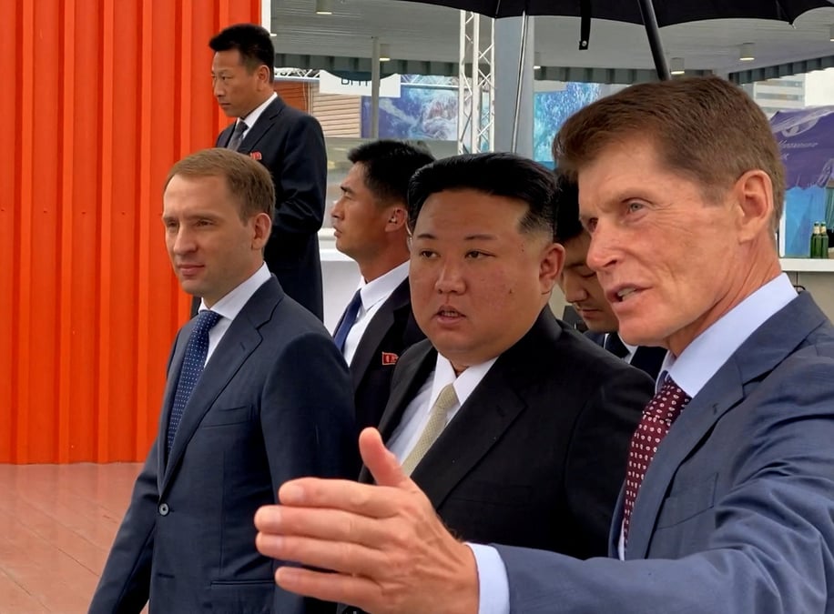 Le dirigeant nord-coreen kim jong un et le ministre russe des ressources naturelles et de l'environnement alexander kozlov a vladivostok, en russie