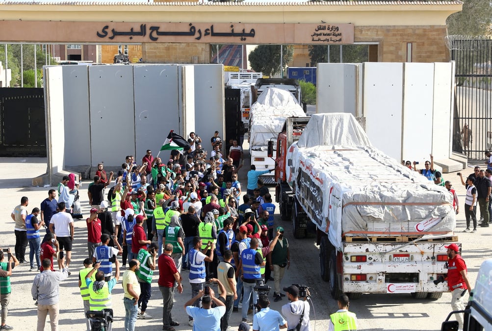Des camions transportant de l'aide humanitaire d'ong egyptiennes au poste frontiere de rafah