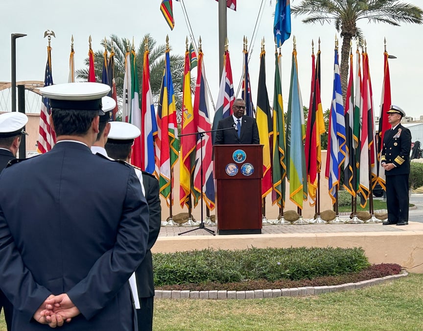 Le secretaire americain a la defense, lloyd austin, s'adresse aux forces americaines dans une base navale a manama, a bahrein