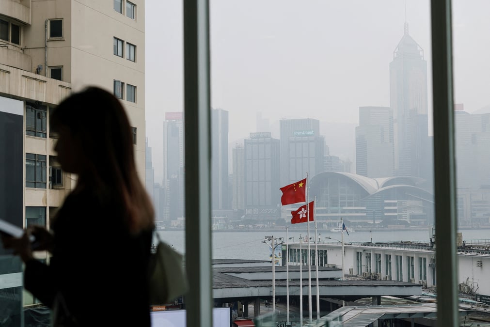 Des drapeaux chinois et hongkongais
