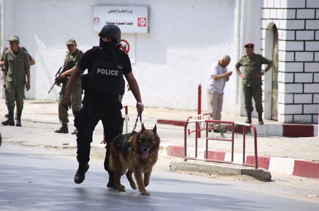Trois morts et 15 blesses dans une base militaire de tunis