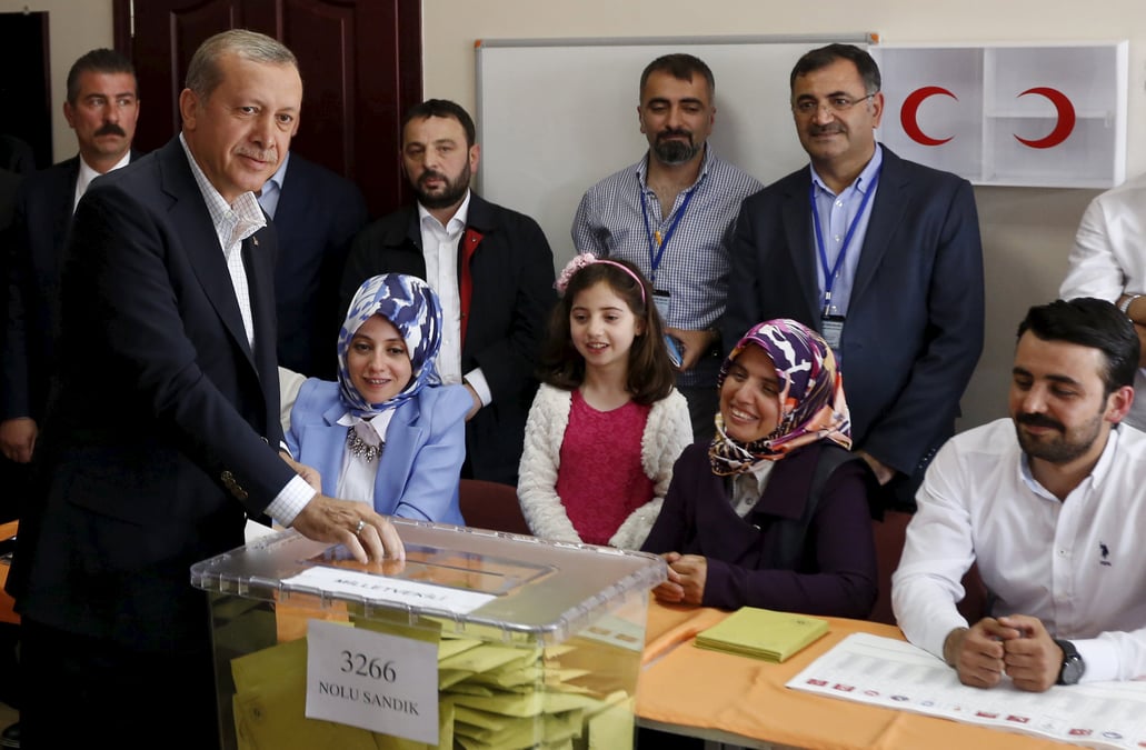 L'akp a la recherche d'un gouvernement de coalition en turquie