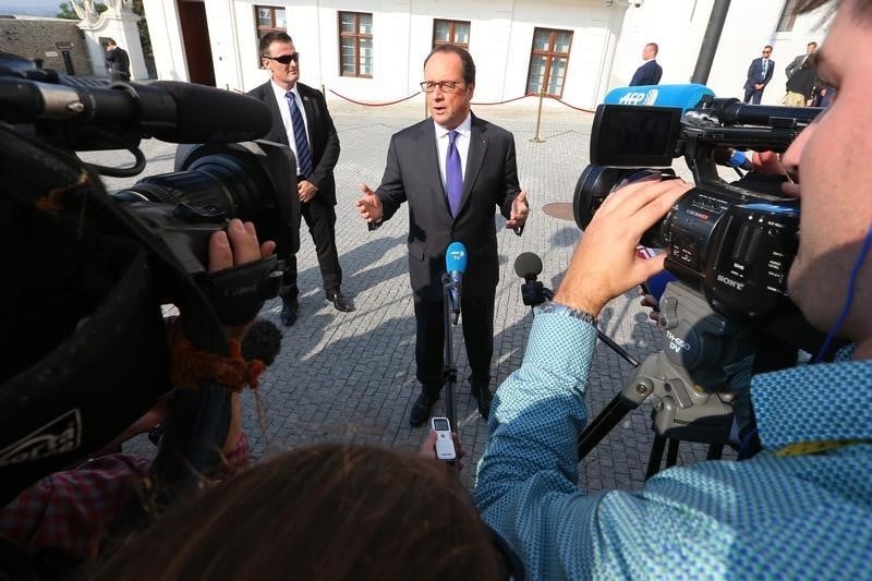 Francois hollande plaide pour une reorganisation de la defense europeenne
