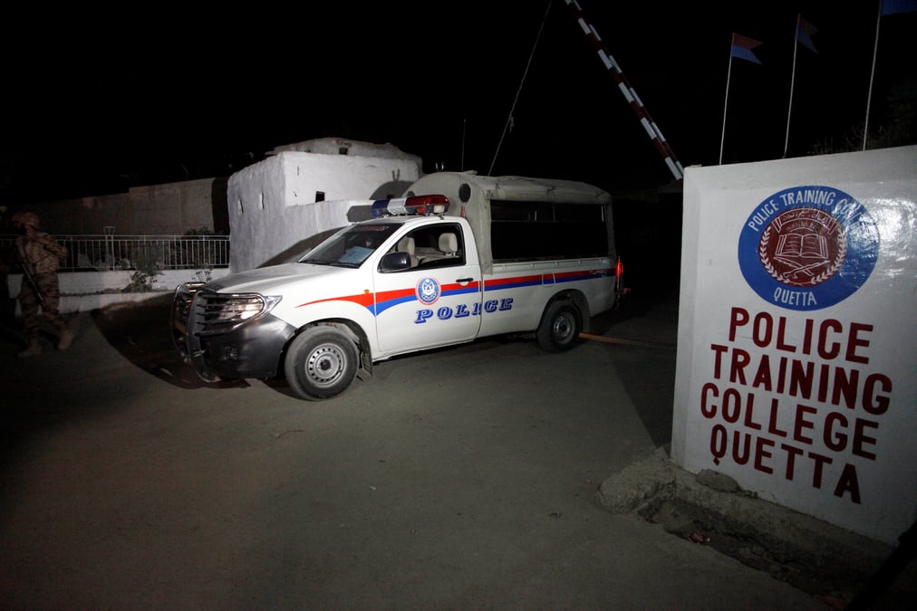 Attaque a une ecole de police au pakistan a fait presque 50 morts