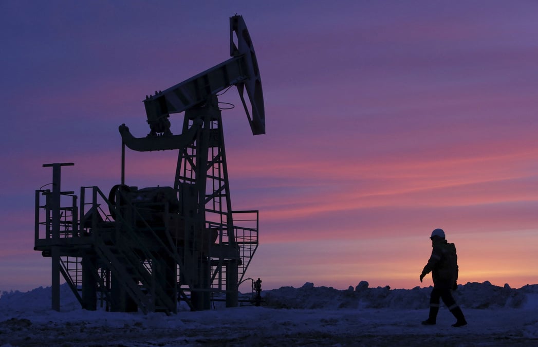 Trois millions de barils par jour de petrole russe pourraient manquer a partir d'avril, selon l'aie