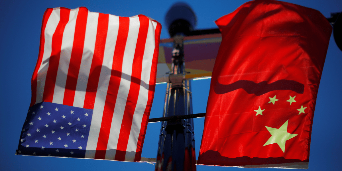 Les drapeaux des etats-unis et de la chine flottent a boston
