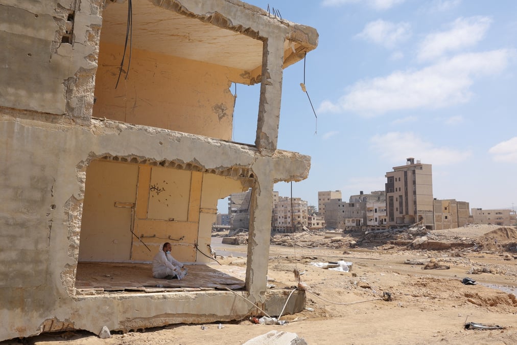 Un volontaire se repose a derna, en libye