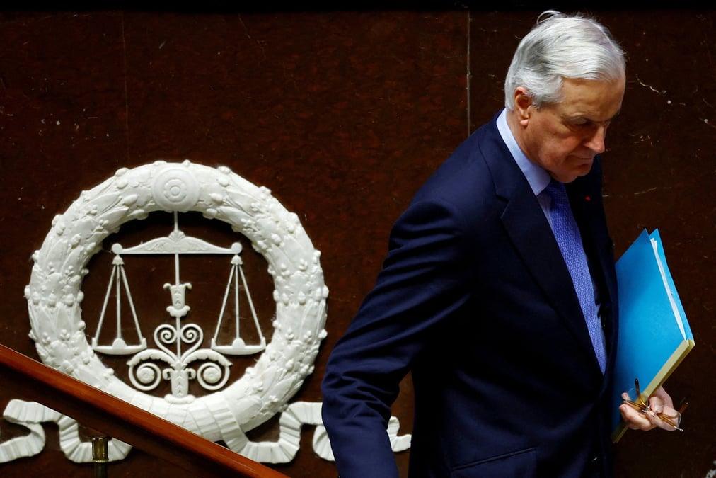 Michel barnier quitte la salle apres avoir prononce un discours a l'assemblee nationale a paris