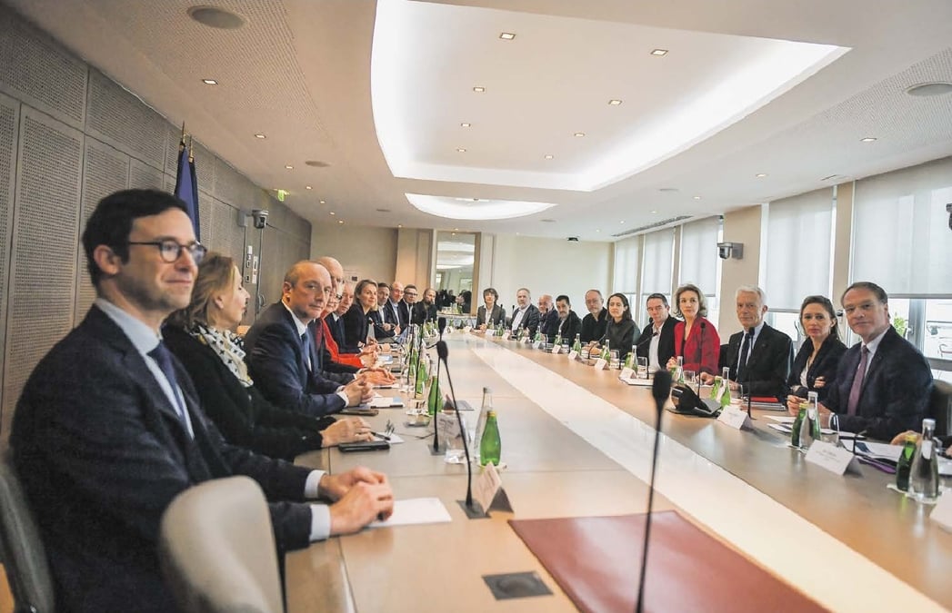 L’ouverture du conclave par le Premier ministre le 17 janvier, au ministère du Travail à Paris. Tous les partenaires sociaux étaient alors présents.