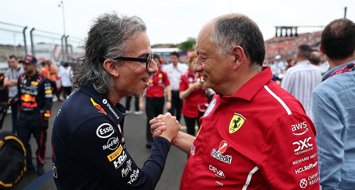 Le directeur de l’écurie de Formule 1 Red Bull Laurent Mekies (à gauche), serre la main à Frédéric Vasseur, directeur de l’écurie Ferrari (à droite), au Grand Prix de Hongrie, le 3 août 2025.