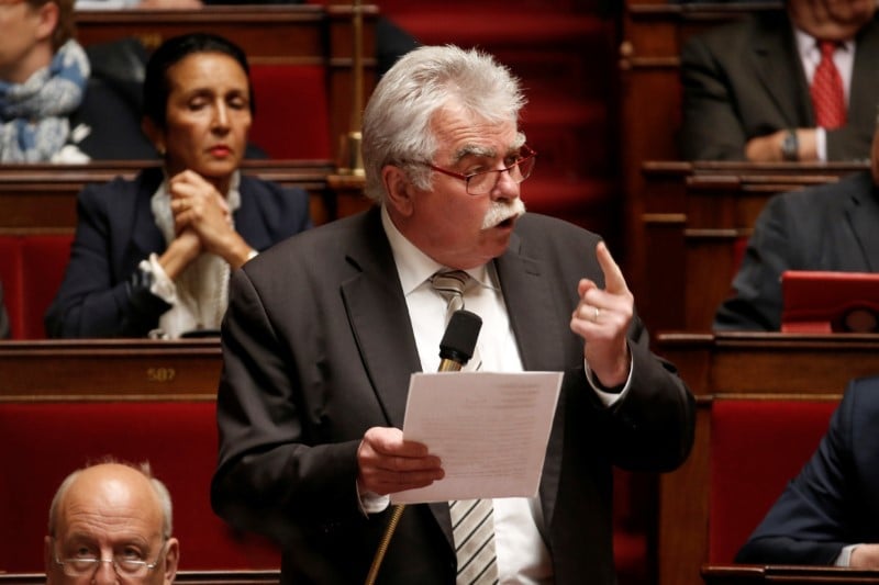 Les communistes accusent macron de "dictature technocratique"