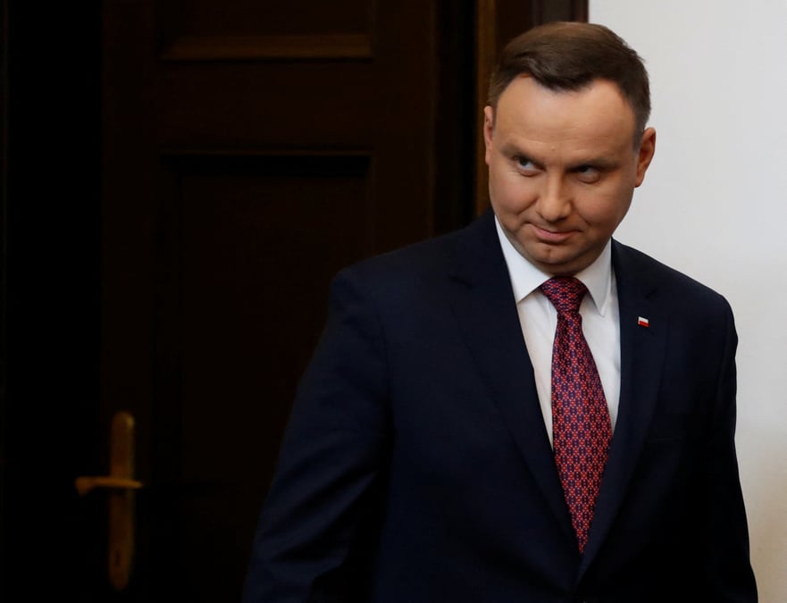 Andrzej duda dit opposer son veto a la loi contestee sur les medias