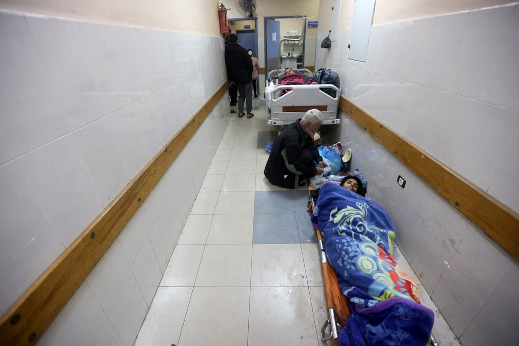 Des palestiniens blesses lors d'une frappe israelienne sont allonges dans un couloir de l'hopital nasser a khan younis