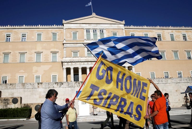 Des milliers de grecs manifestent contre le gouvernement