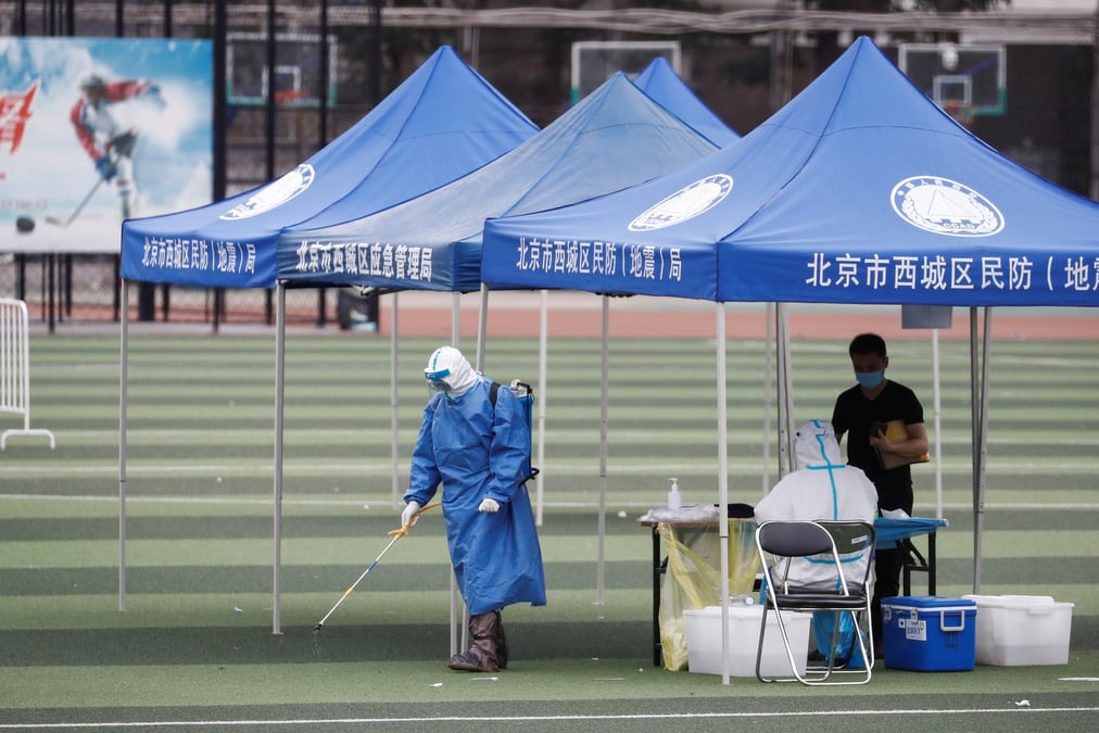 Pékin, Chine, coronavirus : un homme en tenue de protection diffuse du désinfectant au Guangan Sport Center