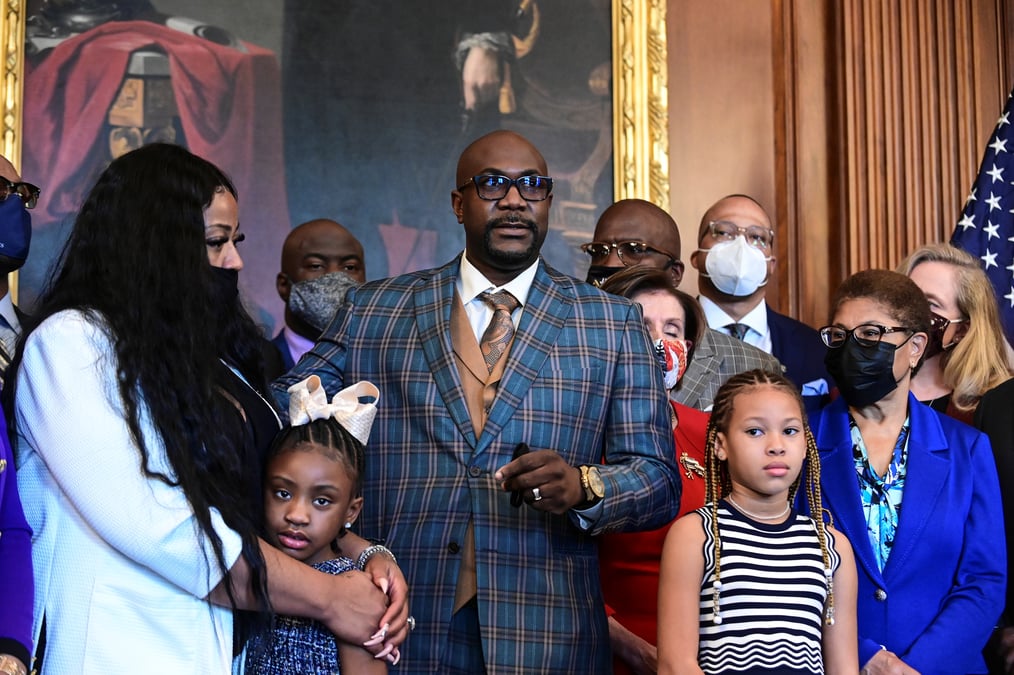 Usa: la famille de george floyd demande a biden une reforme de la police