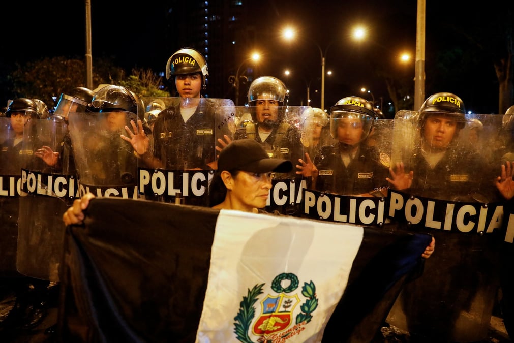 Les peruviens manifestent pour demander la demission de la presidente dina boluarte