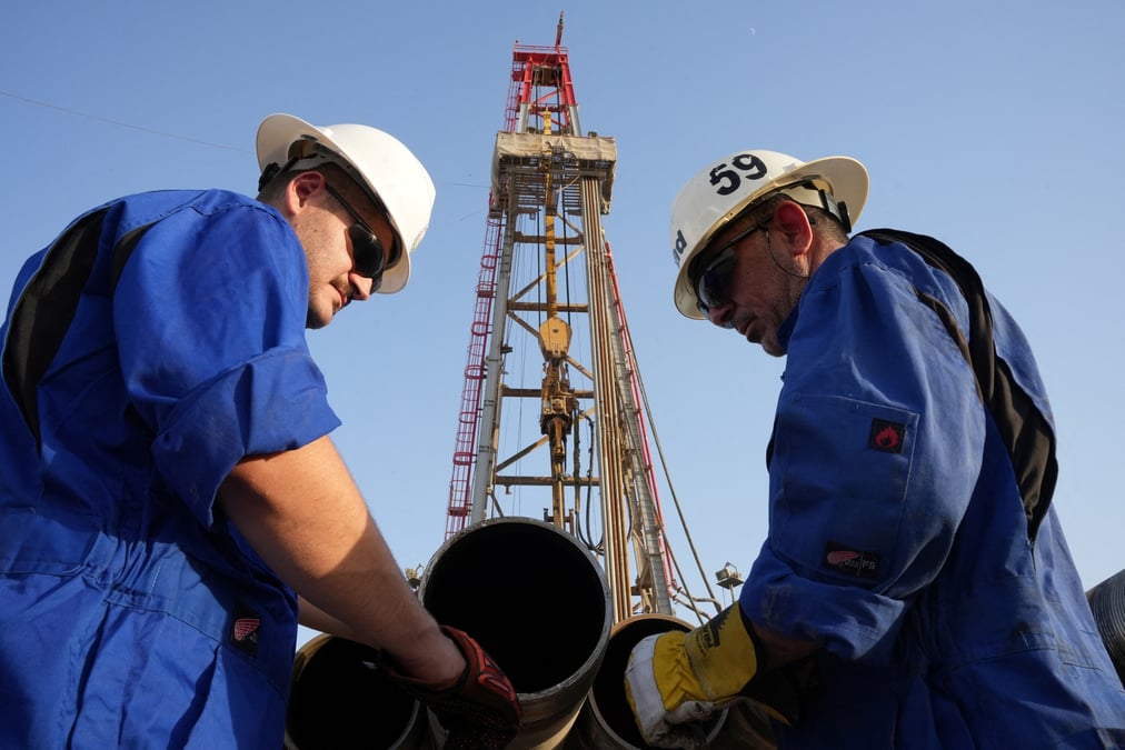 Des ouvriers travaillent sur un site de forage dans un champ petrolifere, en irak