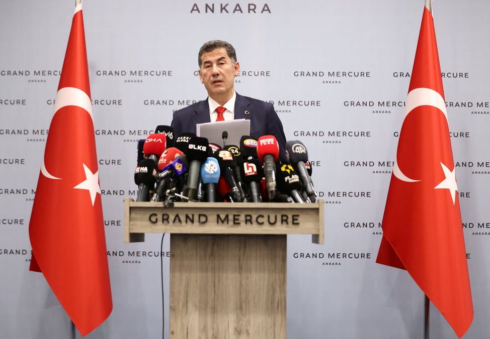 Le nationaliste sinan ogan, arrive troisieme du premier tour de l'election presidentielle en turquie, s'exprime lors d'une conference de presse a ankara