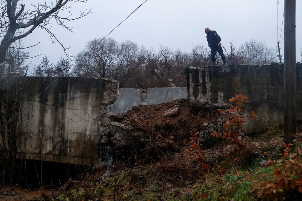 Canal endommage dans le nord du kosovo alimentant en eau deux centrales electriques au charbon, a varage