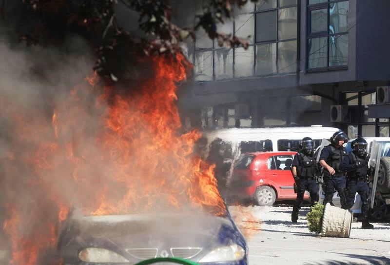 Heurts police-manifestants à Mitrovica, dans le nord du Kosovo