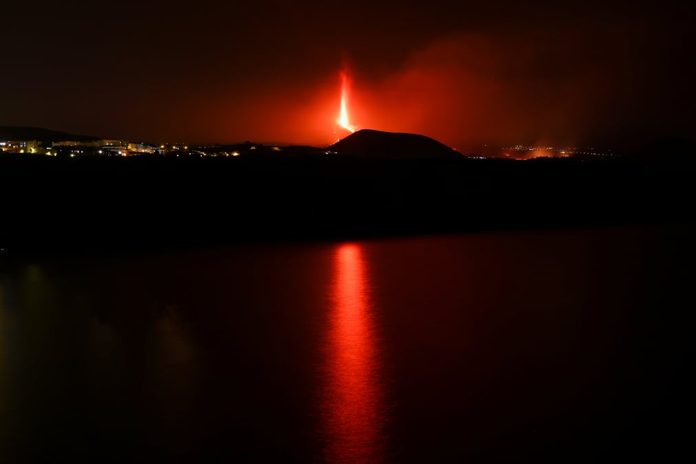 Eruption volcanique: la zone cotiere de la palma confinee, la lave s'approche de la mer