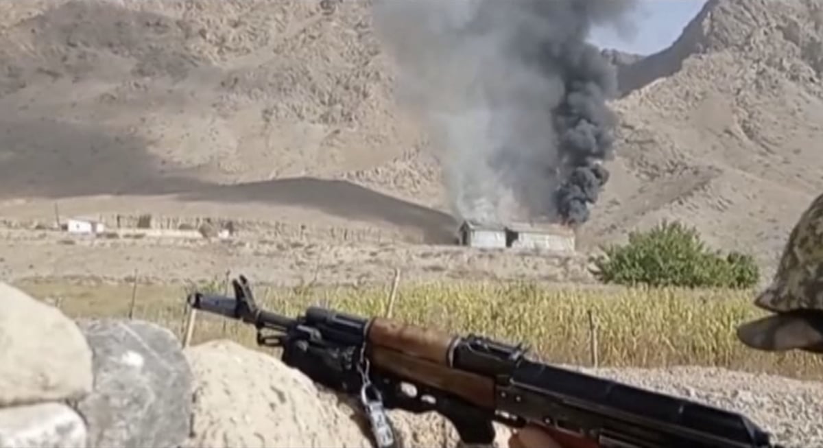 Une image fixe tiree d'une video, publiee par le service des gardes-frontieres kirghizes, montre ce qui semble etre une confrontation militaire active a la frontiere entre le kirghizistan et le tadjikistan, vue d'un endroit non identifie dans la region de batken, au kirghizistan
