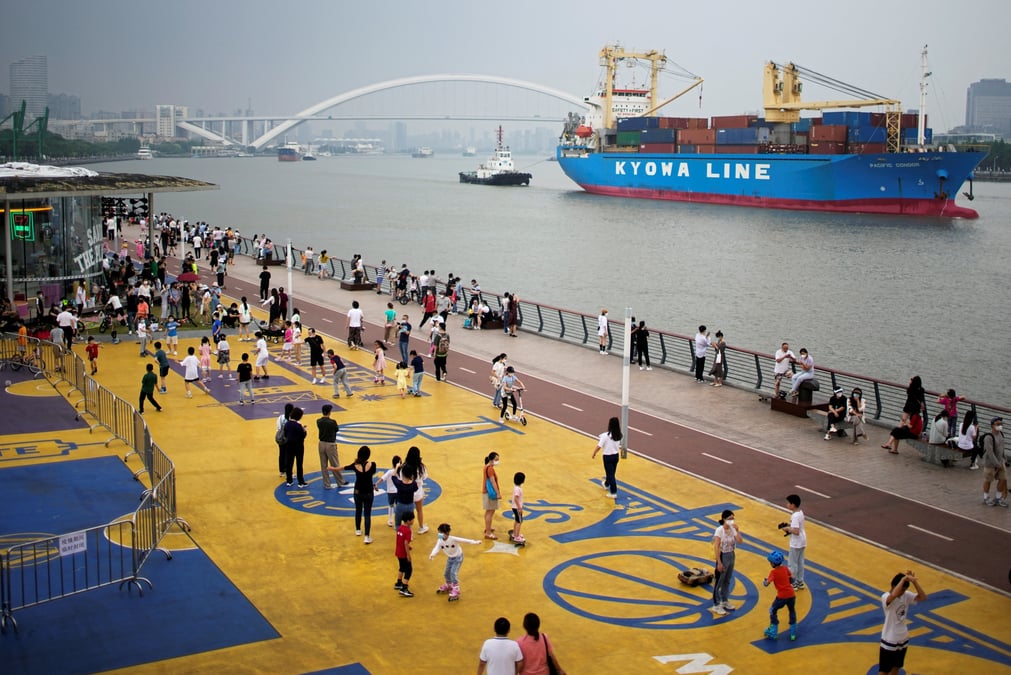 Un porte-conteneurs kyowa navigue a shanghai, en chine