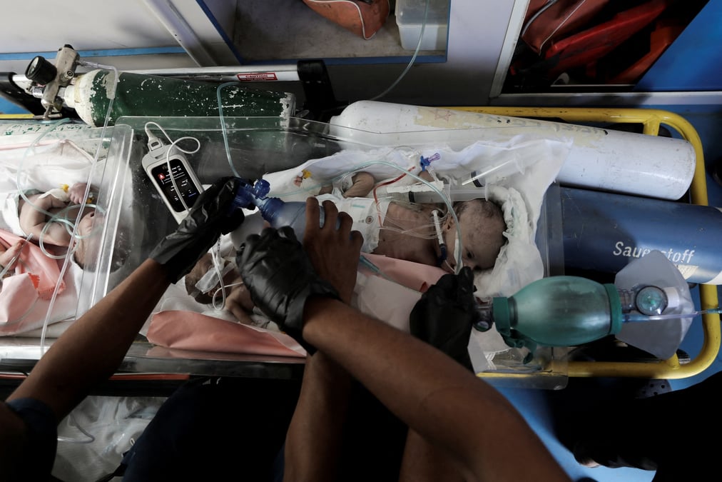Des bebes palestiniens prematures sont evacues de l'hopital al-aqsa a la suite d'ordres d'evacuation israeliens.